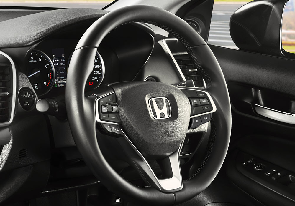 Audio Steering SwitchDengan fitur Audio Steering Switch, mendengarkan lagu dan siaran radio favorit menjadi lebih mudah.
Cukup melalui tombol pengaturan audio yang terintegrasi dengan tuas setir, Anda dapat mengganti lagu pilihan tanpa melepas tangan dari kemudi.
