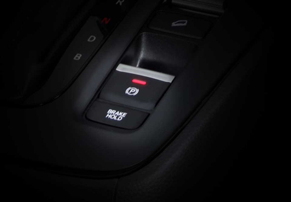 Electric Parking Brake + Auto Brake HoldUntuk menunjang keamanan di perjalanan Anda, All New Honda CR-V telah dilengkapi fitur Electric Parking Brake. Cukup dengan satu sentuhan, Anda dapat menahan rem dengan sempurna.
Selain itu, fitur Auto Brake Hold juga telah tersedia untuk membantu mobil Anda berhenti di tanjakan atau turunan saat kondisi macet, sehingga Anda tidak perlu menginjak rem terus-menerus.