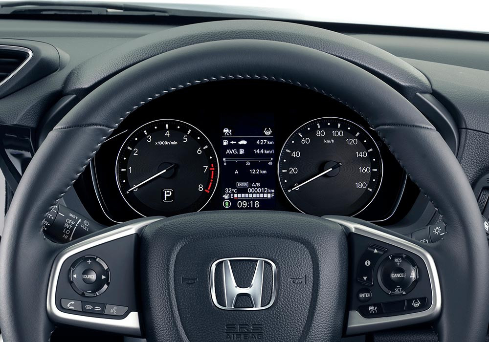 Leather_Wrapped Steering Wheel
Bahan kulit memberi kesan premium dan rasa empuk yang membuat tak mudah lelah ketika berkendara lama.