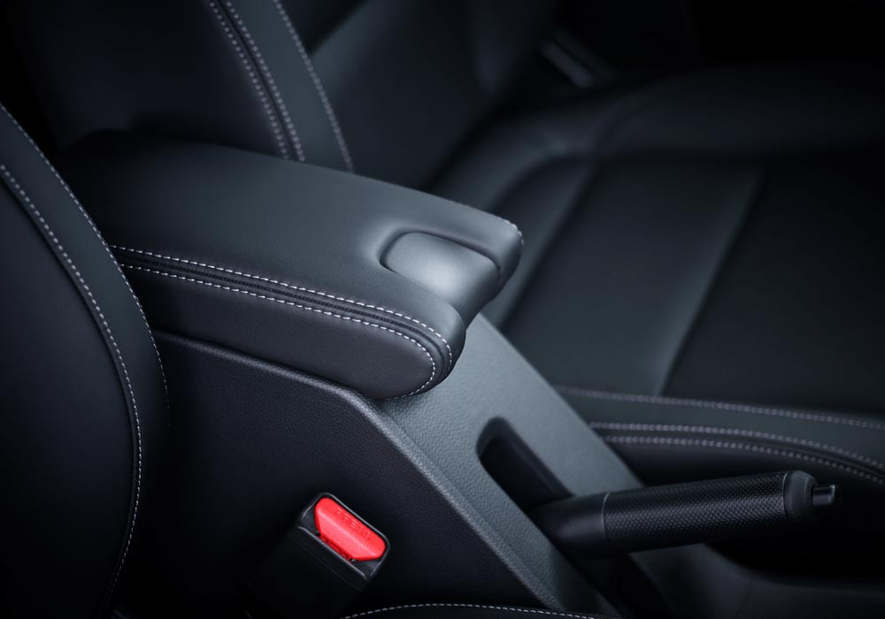 Leather-Wrapped Console Box with ArmrestSelain berfungsi sebagai penyimpan barang, lapisan soft touch kulit dan cushion di Console Box membuatnya berfungsi menjadi Armrest.
