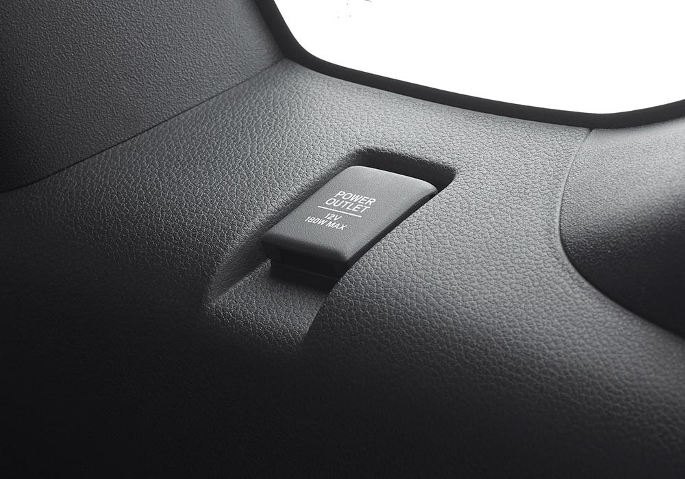 3rd Row Power Outlet< br>Power outlet berdaya 12 volt untuk kebutuhan
pengisian daya perangkat elektronik bagi penumpang di baris ketiga. Tersedia di Honda BR-V N7X tipe Prestige with Honda SENSING.