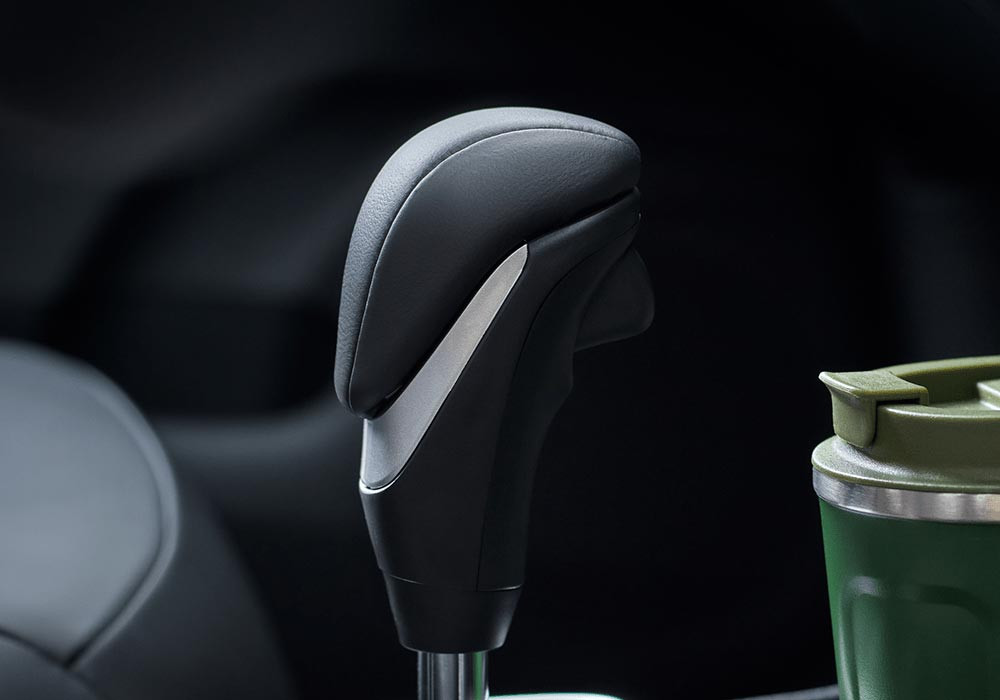Leather-Wrapped Shift KnobBahan kulit dengan aksen stitch memberi kesan premium dan sporty.
