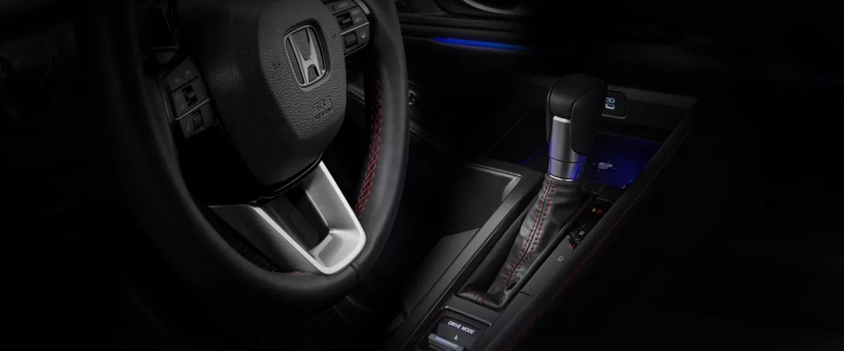 Leather Upholstery Steering Wheel and Shift Knob with Red Stitches
Roda kemudi dan tuas transmisi All New Honda Accord sudah menggunakan bahan kulit berkualitas dengan jahitan berwarna merah yang akan meningkatkan kenyamanan berkendara.