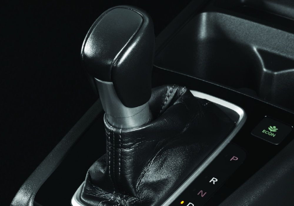 Leather Wrapped Shift Knob & Steering WheelTransmisi CVT yang dilapisi bahan kulit premium tampilkan kesan mewah.