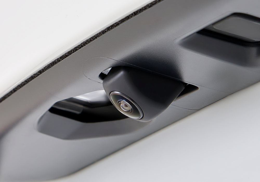 Multi-Angle Rear View CameraKini memarkir mobil menjadi lebih mudah dengan fitur Multi Angle Rear View Camera yang terdapat pada Honda City.
Kamera mundur ini menyediakan tiga mode tampilan, yaitu:
1.) Normal View, untuk melihat kondisi dibelakang mobil Anda.
2.) Wide View, untuk melihat kondisi dibelakang mobil dengan sudut pandang lebih lebar di bagian kiri dan kanan.
3.) Top View, untuk melihat kondisi tepat di bagian bawah mobil Anda.