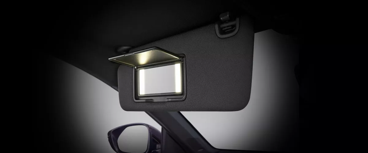 Vanity Mirror with Lamp (Driver & Front passenger)
Cek kembali penampilan Anda sebelum keluar dari mobil dengan Vanity Mirror yang sudah dilengkapi dengan lampu.