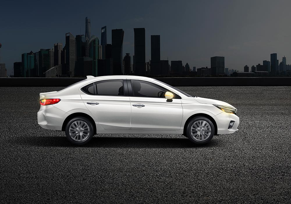 Emergency Stop Signal
New Honda City telah dilengkapi fitur Emergency Stop Signal berfungsi memberikan peringatan pada kendaraan di belakang saat pengendara melakukan pengereman secara keras dan tiba-tiba.
Fitur ini akan berfungsi jika pengendara mengerem dengan keras saat melaju pada kecepatan 60 km/jam atau lebih, dimana lampu hazard akan aktif berkedip.