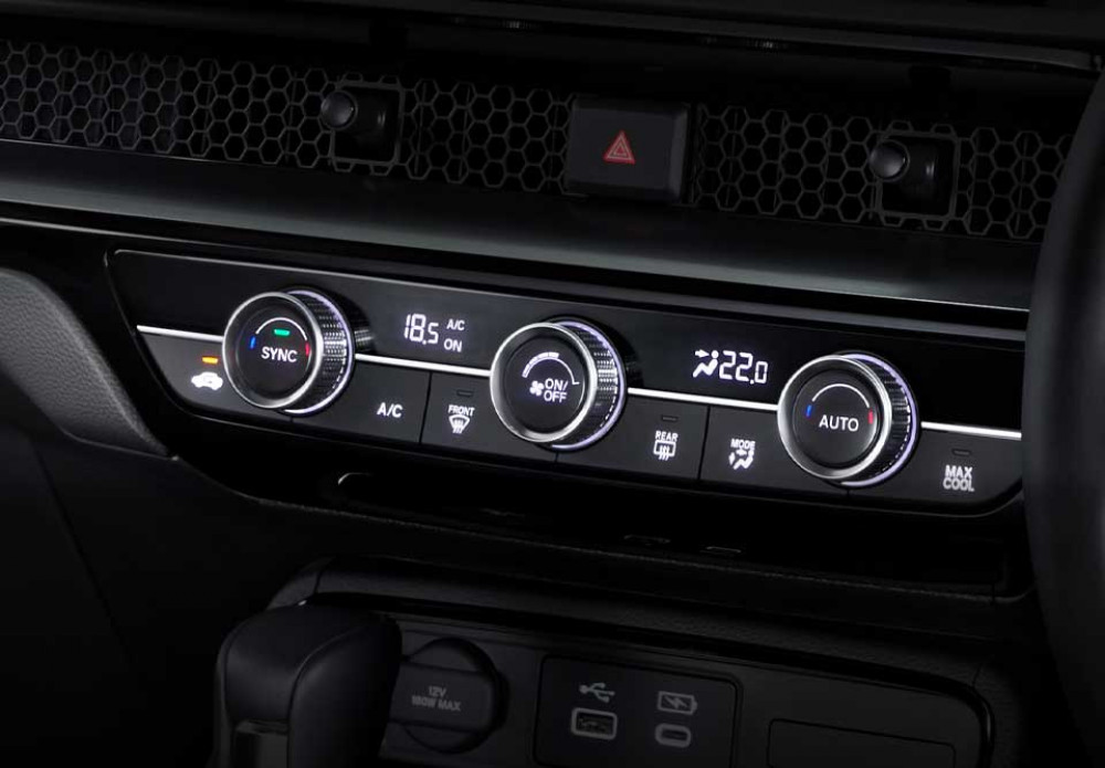 Dual Zone Auto A/C
Melalui fitur Dual Zone Auto A/C, suhu udara antara sisi pengendara dan penumpang depan dirancang secara terpisah untuk pengaturan suhu yang dapat disesuaikan.