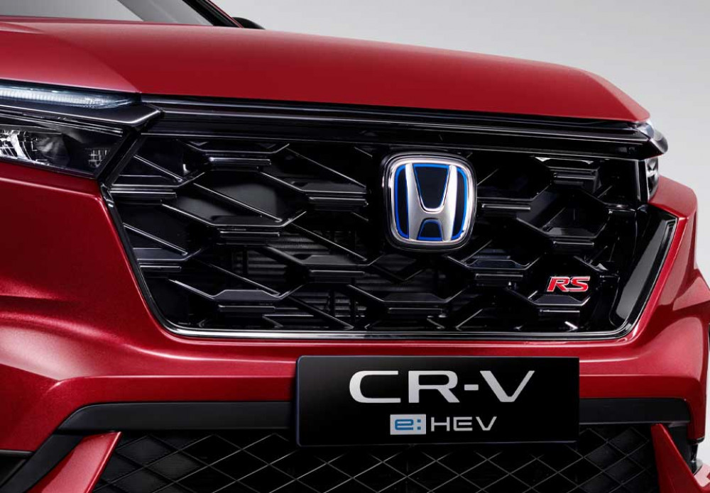 Bold Front Grille Design
Bentuk front grille yang sporty dan bold semakin memancarkan karisma Anda selama berkendara.