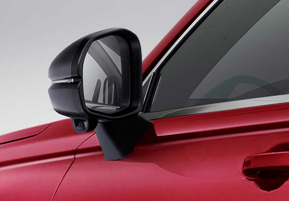 Auto Foldable Black Door Mirror with Honda LaneWatch™
Selain bisa dilipat secara otomatis, spion All New Honda CR-V juga dilengkapi fitur Honda LaneWatch™ untuk memberikan visibilitas lebih luas dan meminimalisir blind spot area ketika berkendara.