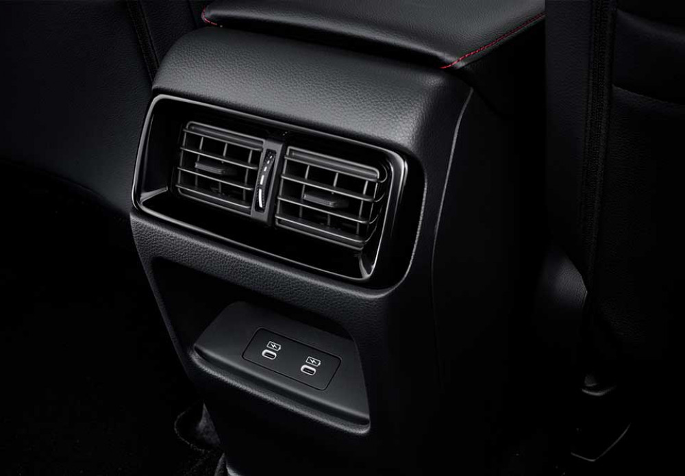 2nd row A/C with USB C port
Nikmati kesejukan yang merata hingga baris bangku kedua dan ketiga, berkat Rear A/C Ventilation yang terpasang ditengah kabin.