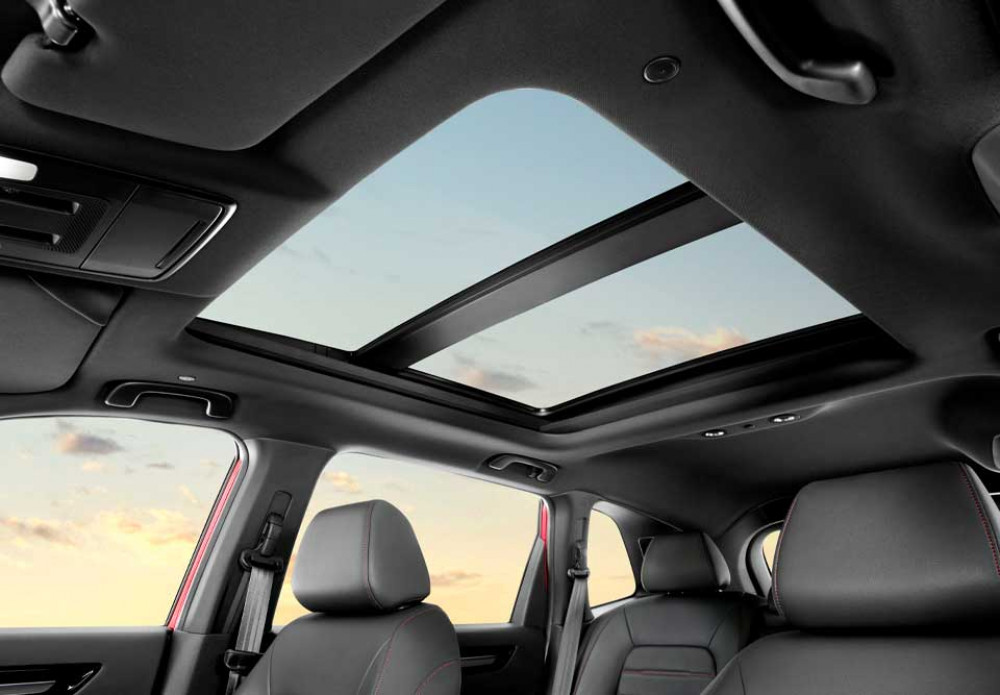 Power Panoramic Sunroof
Sepanjang penjelajahan yang menajubkan, Anda dapat menikmati pemandangan dan fenomena langit yang mempesona dengan lebih luas.