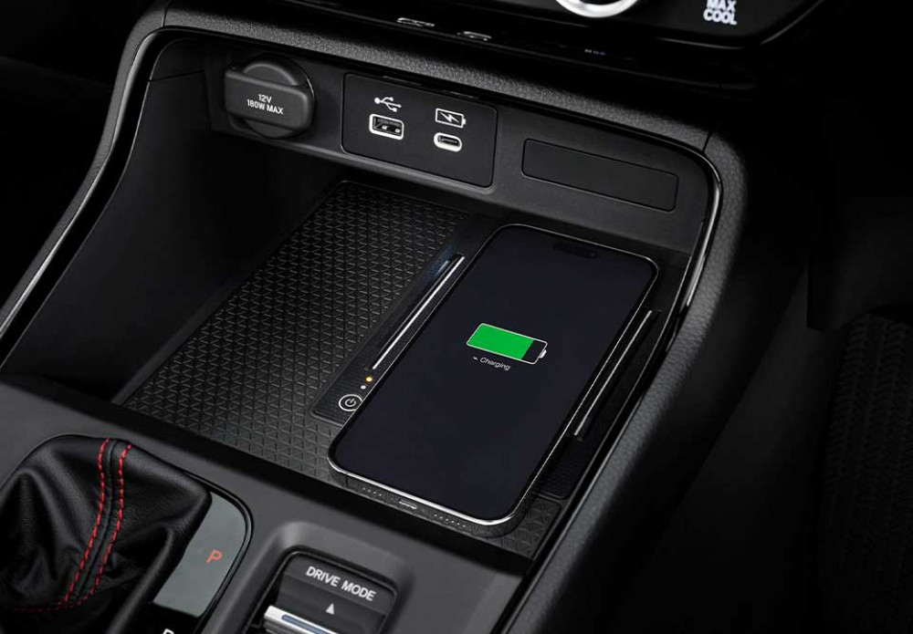 Wireless Charging Console
All New Honda CR-V telah didukung fitur wireless charging untuk smartphone Anda, sehingga mendukung proses pengisian daya perangkat elektronik yang lebih praktis.