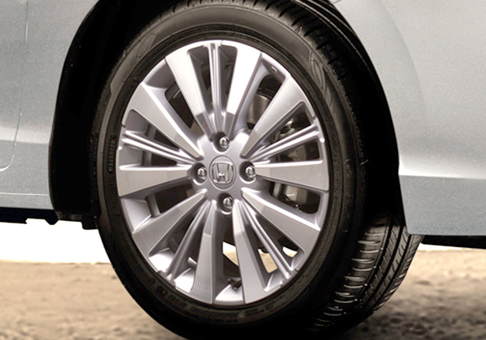 New 16" Dashing Alloy Wheel DesignDengan desain Allow Wheel baru berdiameter 16 inch semakin memukau perkuat kesan elegan.