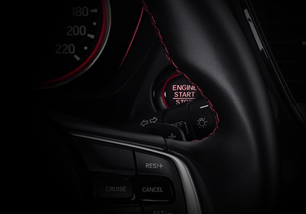 One Push Ignition System
Nyalakan mesin dengan mudah, cukup satu sentuhan jari. Kini dengan tampilan indikator baru yang akan berubah warna ketika mesin menyala, menambah kesan sporty sekaligus modern.