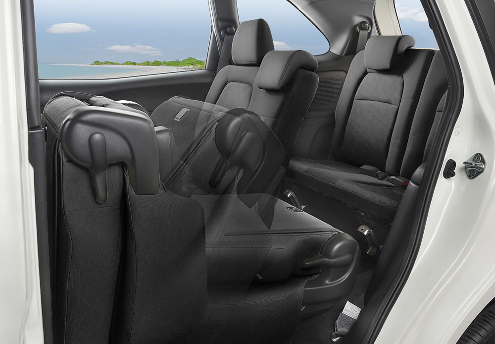One Touch Tumble Seats (2nd Row)
Dengan fitur One Touch Tumble Seats, bangku baris kedua dapat langsung terlipat secara otomatis dalam satu tarikan.
Selain memudahkan keluar masuk mobil bagi penumpang di bangku baris ketiga, fitur One Touch Tumble Seats juga dapat digunakan untuk menambah kapasitas bagasi saat memasukkan barang berukuran besar.
