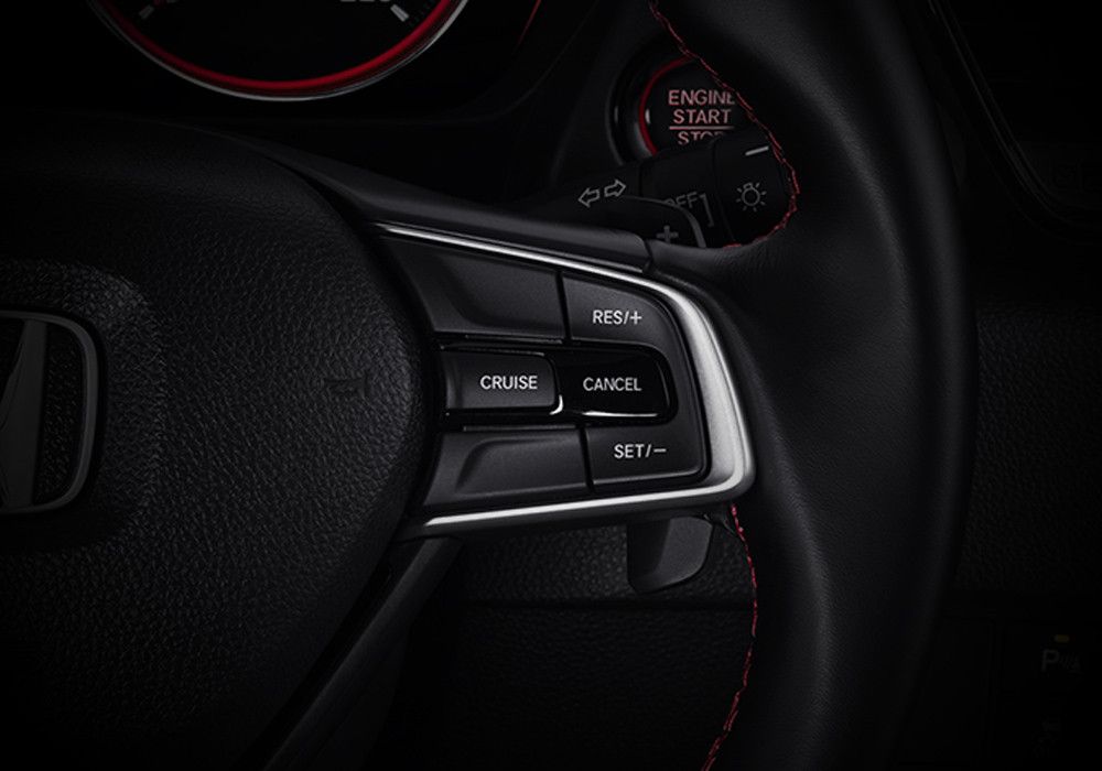 Cruise Control
Kini dengan fitur Cruise Control yang terdapat pada Honda City Hatchback RS, dapat meringankan fungsi kaki saat berkendara.
Dengan menekan tombol Cruise, kendaraan Anda akan berjalan pada kecepatan konstan yang dapat diatur dengan tombol akselerasi dan deselerasi pada roda kemudi. Jadi, Anda tidak perlu menginjak gas terus menerus untuk melajukan mobilmu.
