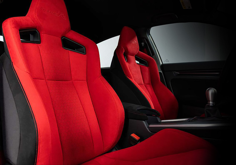 Exclusively-Designed Sport Seats with Double Red Stitching
Rasakan sensasi berkendara di dalam kokpit mobil balap yang dibalut dengan desain eksklusif dan sporty, namun tetap mengedepankan kenyamanan di dalam setiap perjalanan.