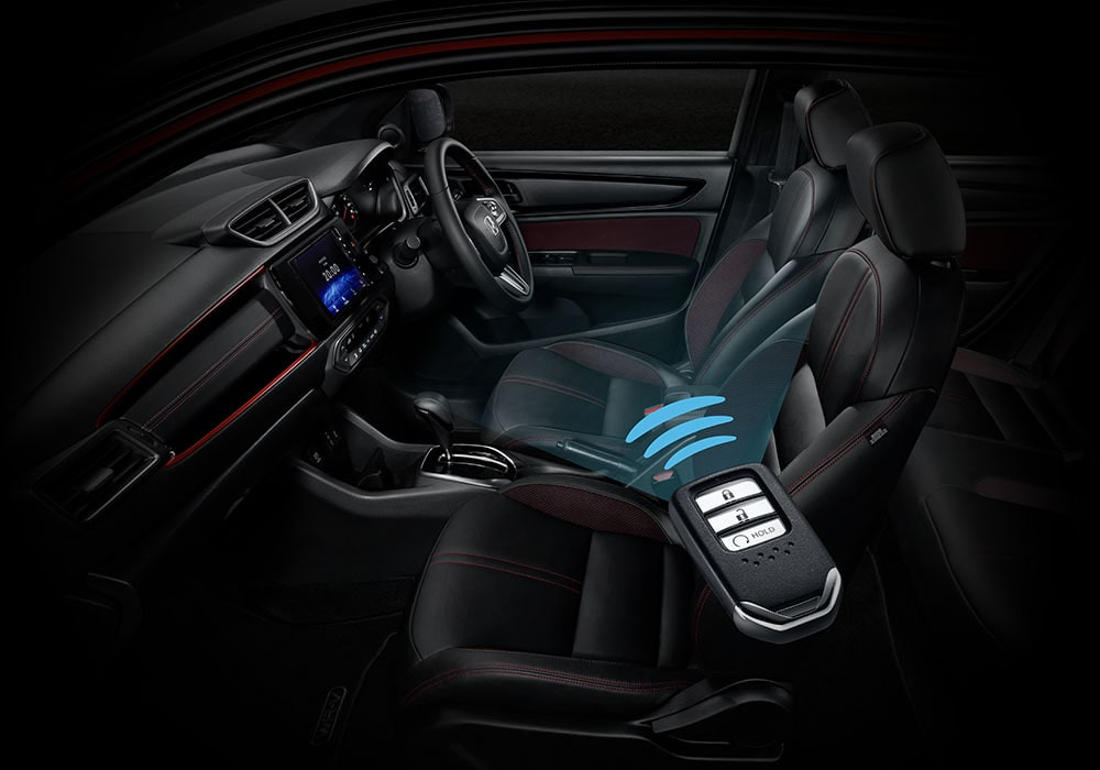 Remote Engine Start
Remote engine start akan menyalakan mesin dari jarak jauh melalui keyless remote. Saat ditekan, mesin kendaraan akan aktif dengan keadaan terkunci dan menyalakan AC secara otomatis, sehingga kabin terasa sejuk setelah Anda memasuki mobil.