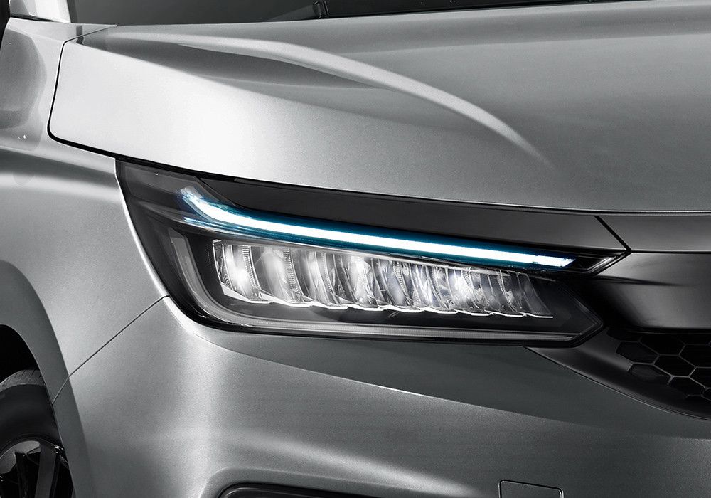 Full LED Headlight with LED Daytime Running Light
Dengan mengaplikasikan Full LED Headlight with Daytime Running Light (DRL), sorot lampu Honda City Hatchback RS semakin tajam dan menambah kesan modern.
Dengan dilengkapi DRL, visibilitas mobil saat berkendara pun semakin meningkat di siang dan malam hari.