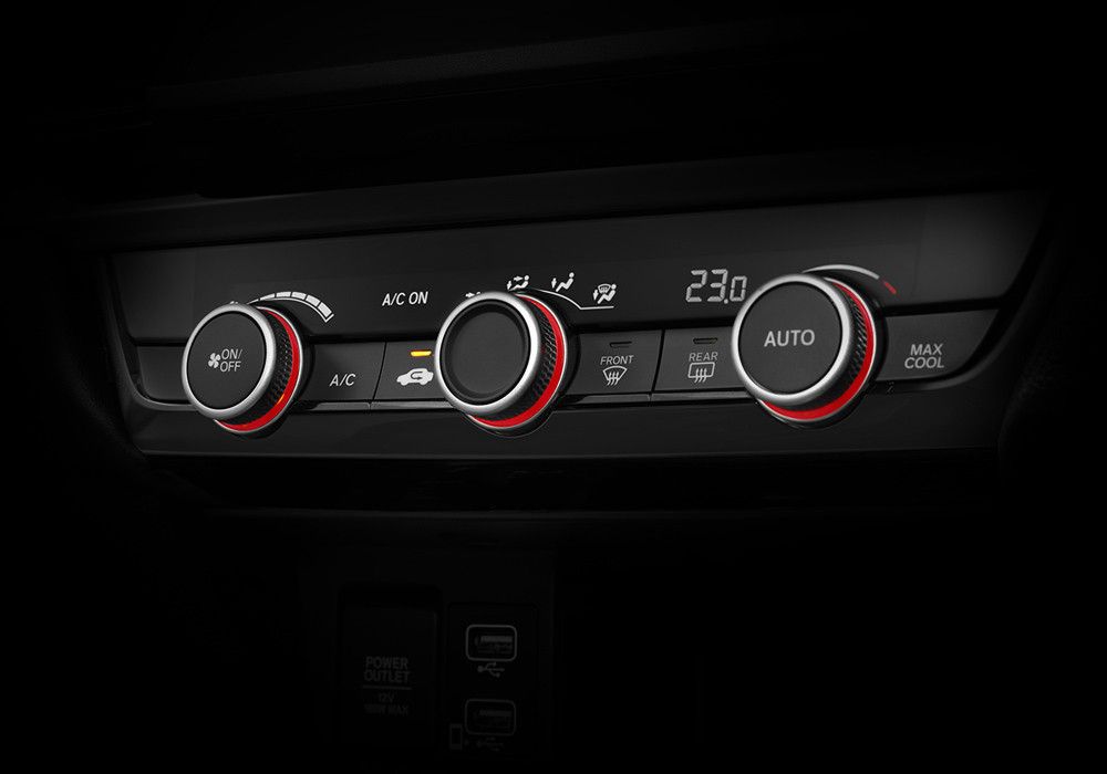 Auto A/C with Red Illumination
Rasakan kesejukan kabin melalui Air Conditioner dengan desain modern, dilengkapi dengan sentuhan cahaya berwarna merah yang semakin menguatkan kesan sporty di perjalanan Anda.