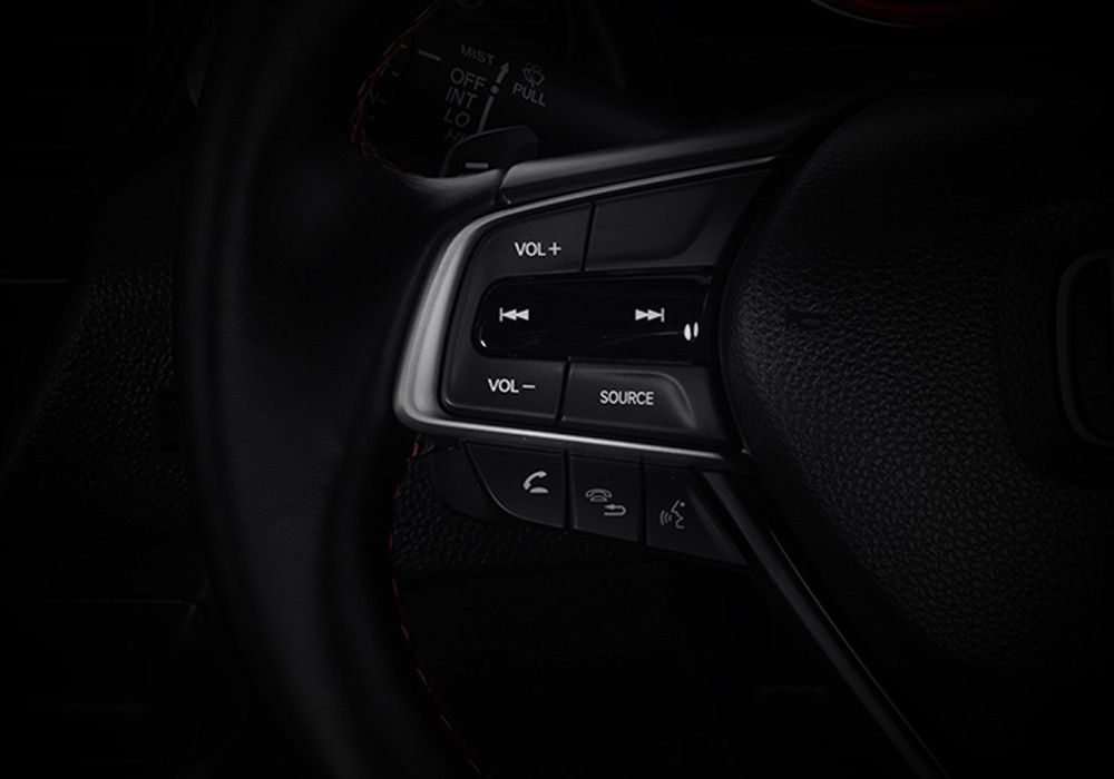 Audio Steering Switch
Dengan fitur Audio Steering Switch, mendengarkan lagu, siaran radio maupun podcast pilihan Anda menjadi lebih mudah.
Cukup melalui tombol pengaturan audio yang terintegrasi dengan tuas setir, kamu dapat mengganti lagu pilihanmu tanpa melepas tangan dari kemudi.