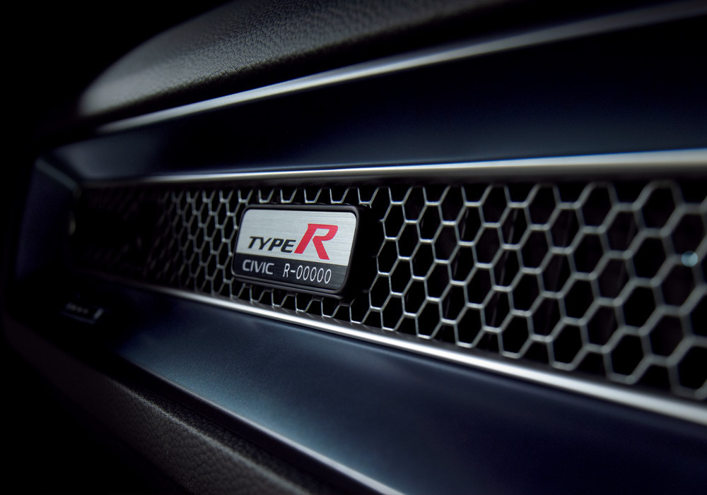 Type R Signature Plate
All New Honda Civic Type R didesain dengan pelat nomor seri unik di setiap unitnya. Sehingga setiap kali Anda duduk di dalam kokpit, Anda akan diingatkan sebagai pemilik eksklusif dari edisi terbatas All New Honda Civic Type R.