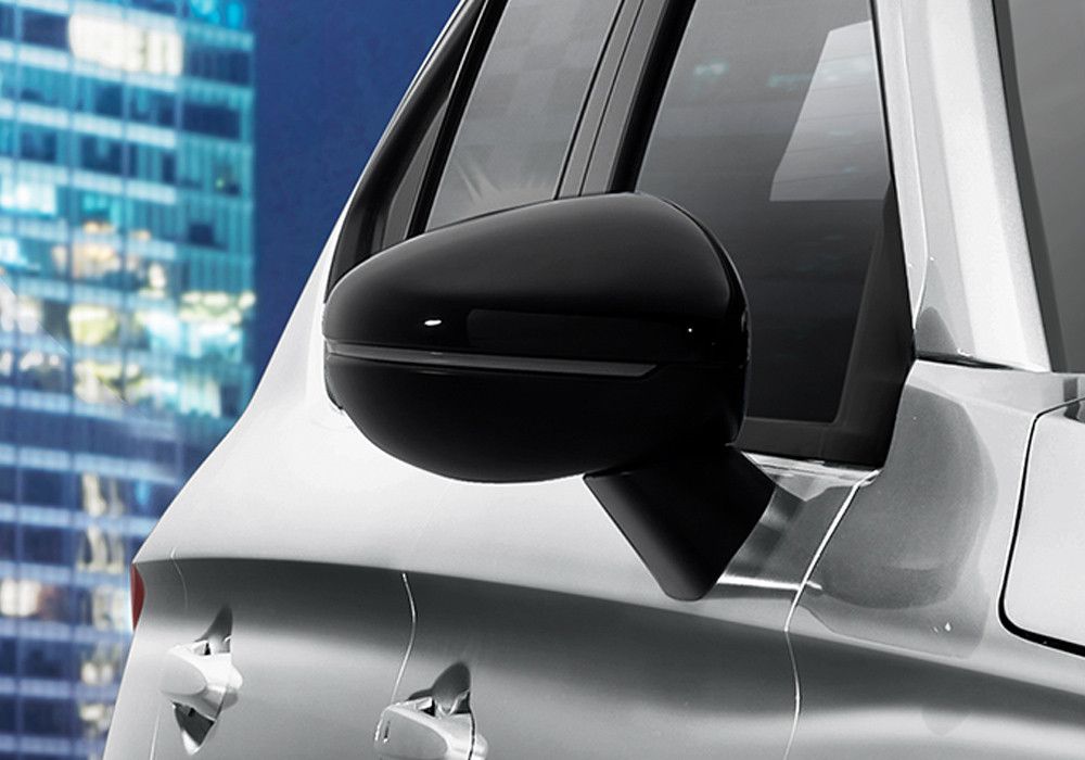 Black Door Mirror with LED Turning Signal
Berkendara dengan Honda City Hatchback RS semakin praktis dengan fitur Power Retractable Door Mirror. Cukup dengan satu sentuhan, kaca spion mobil dapat terlipat secara otomatis.
Selain itu, fitur ini telah dilengkapi LED Turning Signal, yang berfungsi memberikan aba-aba kepada pengendara lain saat Anda berbelok. Sedangkan sentuhan warna hitam pada cangkang spion juga semakin menambah kesan sporty dari Honda City Hatchback RS.