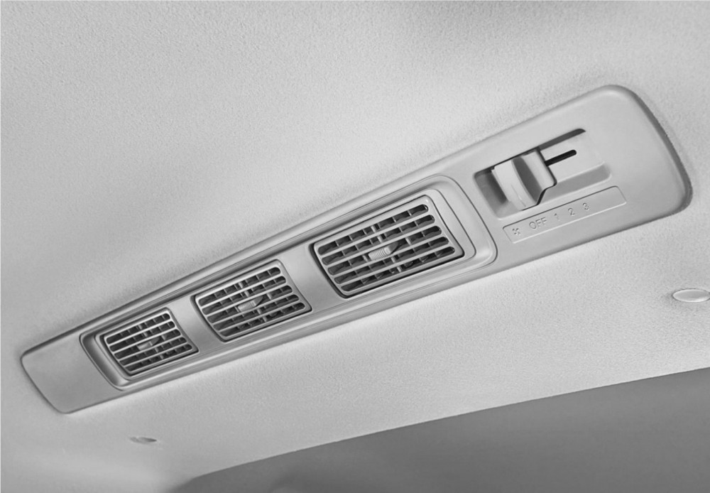 Double Blower A/C
Rasakan kesejukan yang merata hingga bangku baris ketiga dengan Double Blower A/C.
Dengan tiga pilihan kecepatan angin yang bisa diarahkan kemana saja, mendukung perjalanan yang lebih nyaman bagi penumpang.