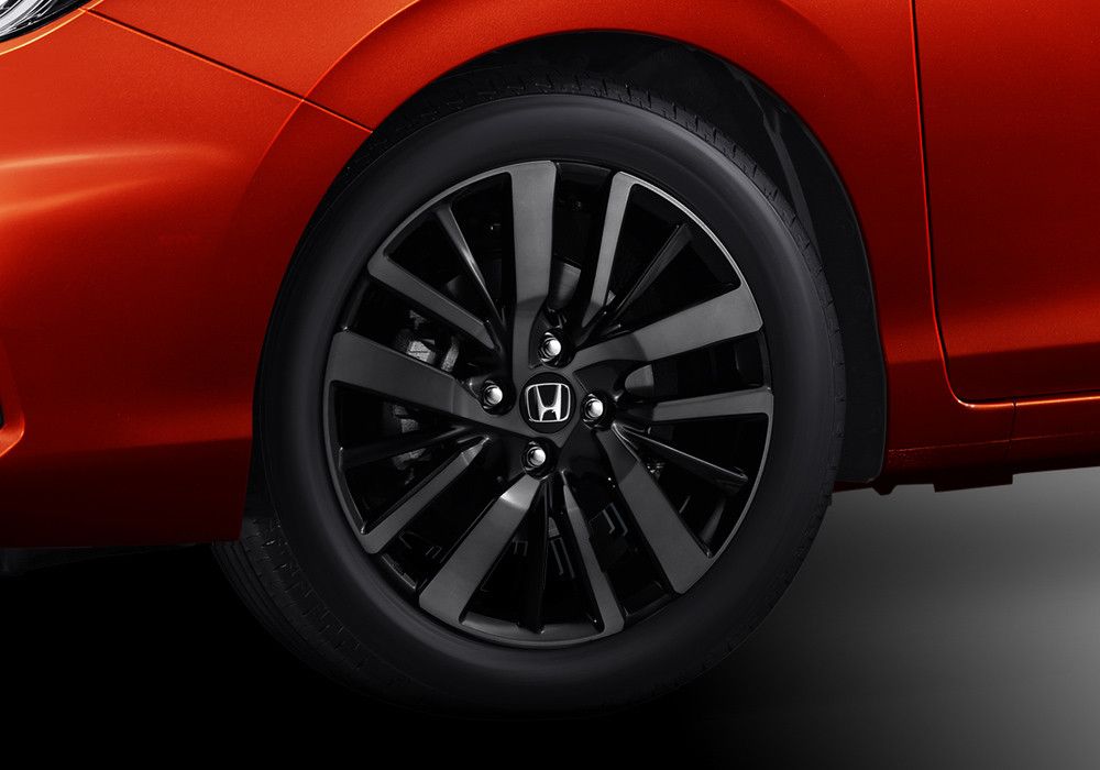 16" Sporty Alloy WheelPenampilan Honda City Hatchback RS semakin sporty dan juga stylish berkat Sporty Alloy Wheel berukuran 16 inci dengan desain yang memukau, membuat Anda tampil stand out di sepanjang perjalanan.