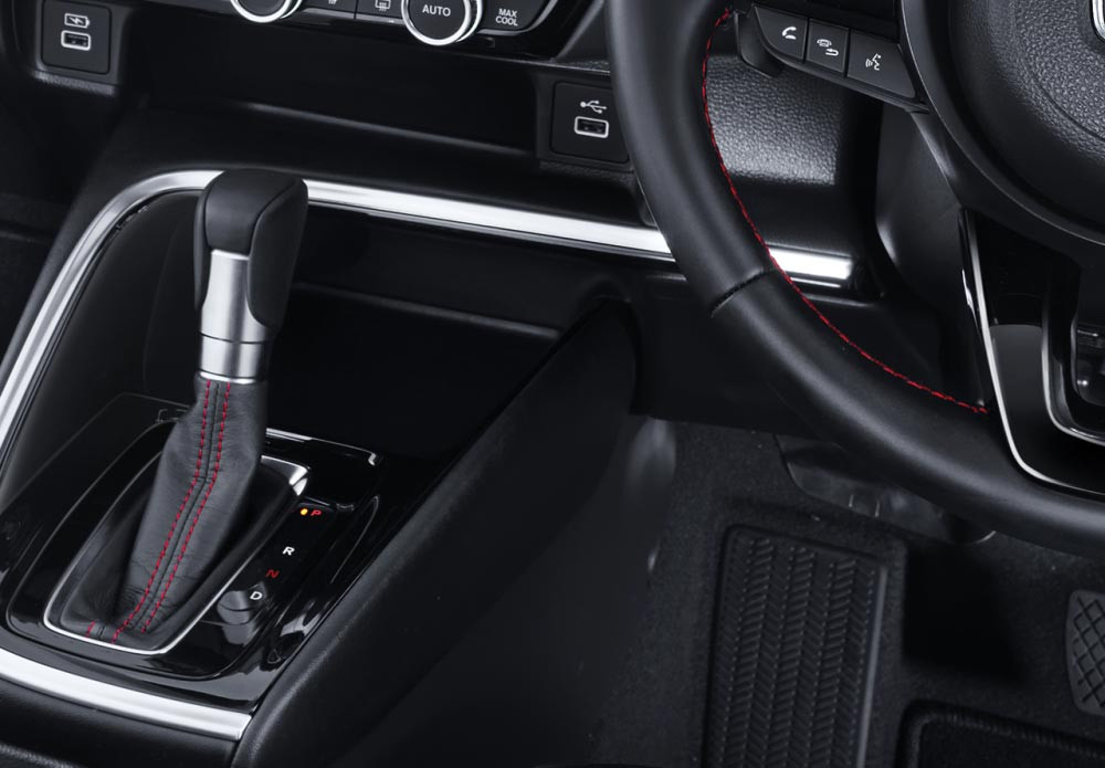 Leather-Wrapped Steering Wheel & Shift Knob
Menggunakan bahan kulit berkualitas dengan jahitan merah pada tipe RS dan hitam pada tipe SE dan E yang memberi kesan sporty dan premium, siap untuk memberikan kenyamanan ke mana pun dan kapan pun Anda berkendara.