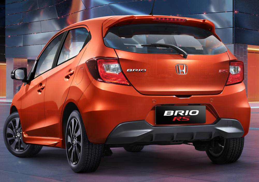 New Smoked Rear Combi Lamp + New Rear Bumper Design
Desain lampu belakang yang stylish dengan penerangan maksimal semakin menambah rasa percaya diri saat berkendara.
Untuk menambah kesan modern, New Honda Brio RS mengaplikasikan New Rear Bumper berdesain sleek.