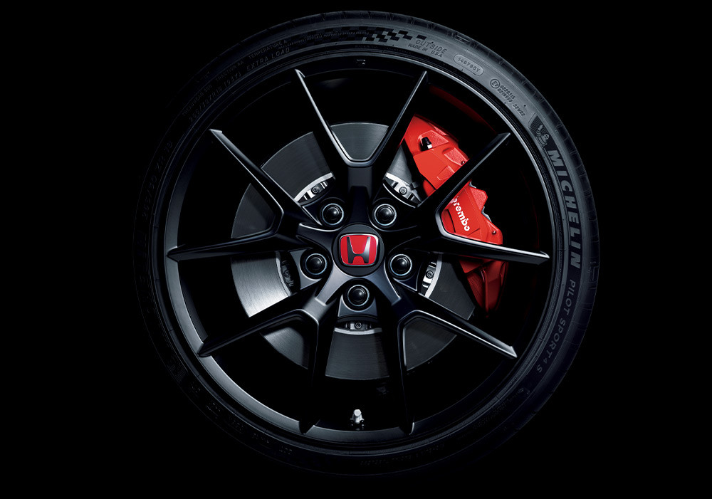 19” Matte Black Alloy Wheels
Terbuat dari bahan aluminium yang ringan dan kokoh dengan aksen berwarna hitam semakin memperkuat tampilan sporty.