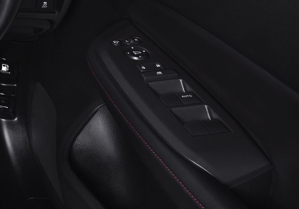 Leather Door Lining with Red Stitches
Balutan material kulit dengan aksen jahitan berwarna merah pada bagian Armrest menekankan kesan sporty, siap menemani Anda berkendara melewati setiap sudut penjelajahan.