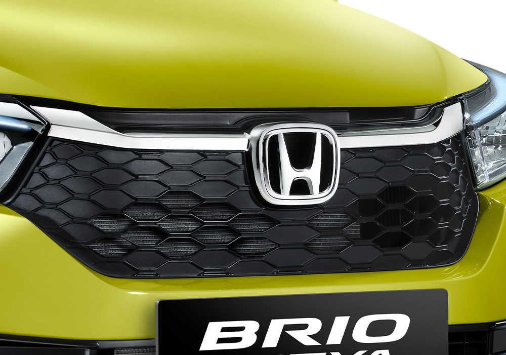 New Chrome Front Grille Design
New Honda Brio Satya kini memiliki desain Front Grille yang lebih modern dengan mengadopsi konsep Solid Wing Face, ditambah dengan sentuhan krom mengkilap yang memberikan kesan stylish
Honda Indonesia Image
Honda Indonesia Image