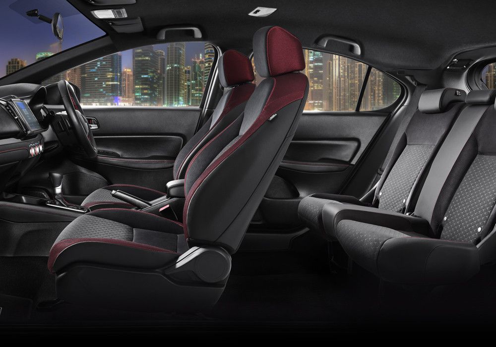 Sporty Interior
Rasakan sensasi berkendara yang nyaman sekaligus sporty dengan kabin bernuansa hitam dan merah mulai dari warna kursi, dashboard, pintu hingga atap mobil.