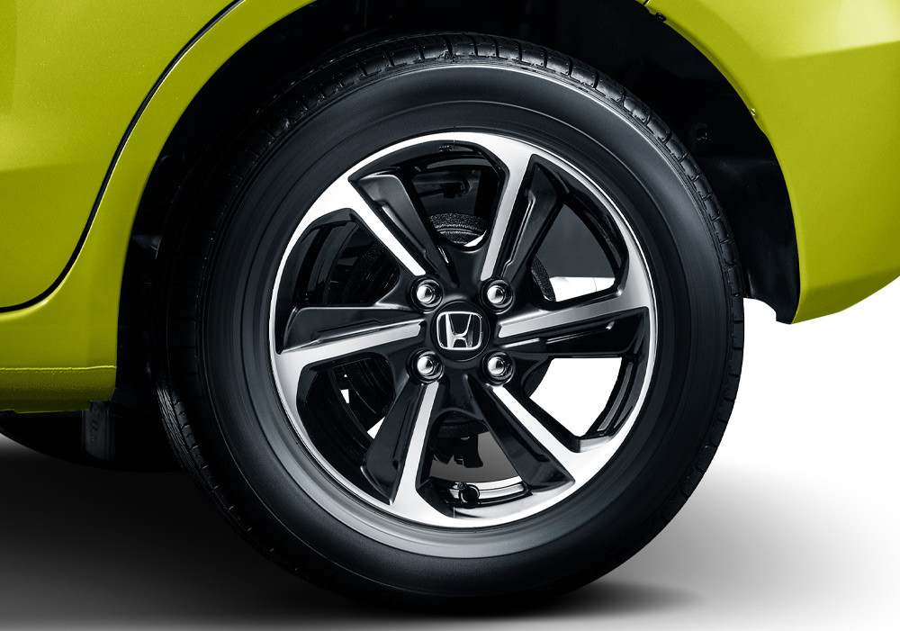 New 14" Two Tone Alloy Wheel
New Honda Brio Satya dilengkapi velg berukuran 14 inci dengan desain yang stylish, siap temani kamu melibas jalanan perkotaan!